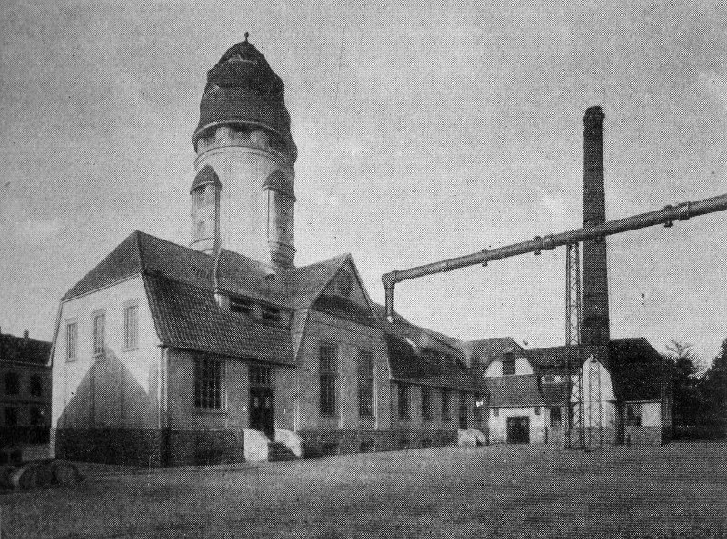 Apparategebäude mit Hochbehälterturm