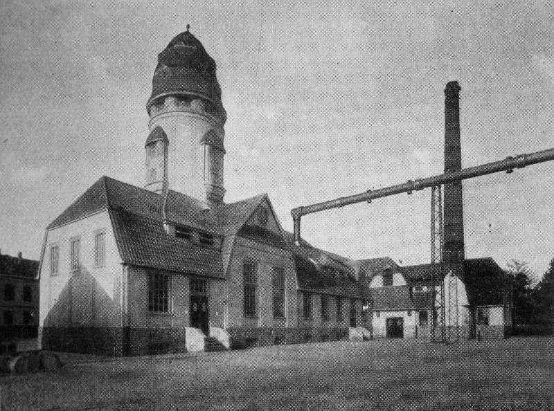 Apparategebäude mit Hochbehälterturm