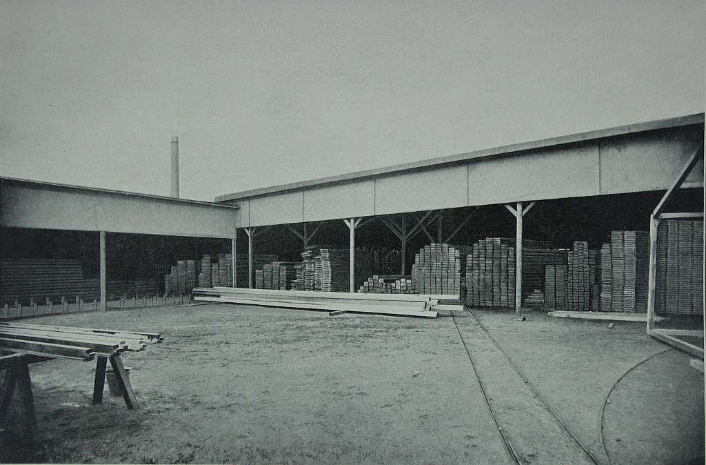 Holzlager Nord mit Verladehalle der Holzbearbeitungsfabrik