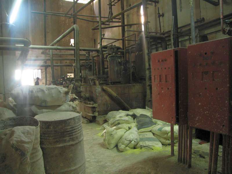 Pabrik Gula Pagotan: Schwefelfen (hinten) mit Scken und Fssern