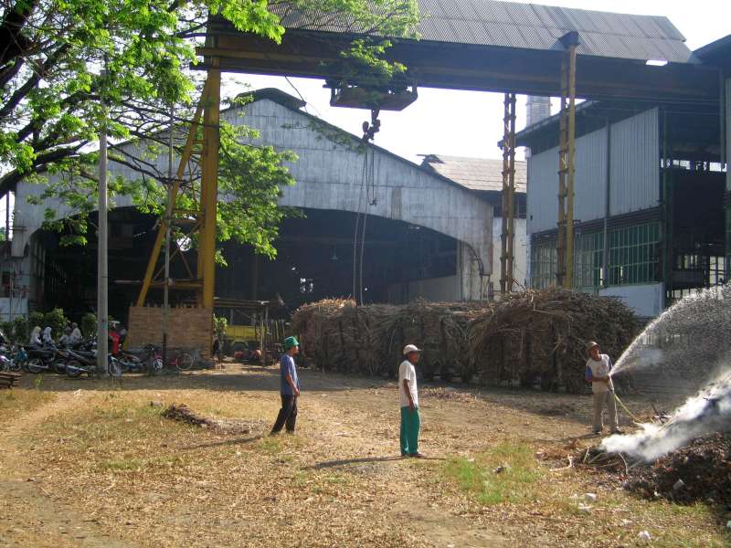Pabrik Gula Pagotan: links alte Mhle, rechts neu (mit Laufkatzenkran)