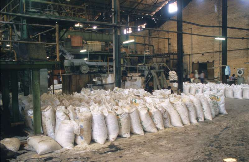 Pabrik Gula Karangsuwung: Zuckersäcke; ganz rechts die Waage