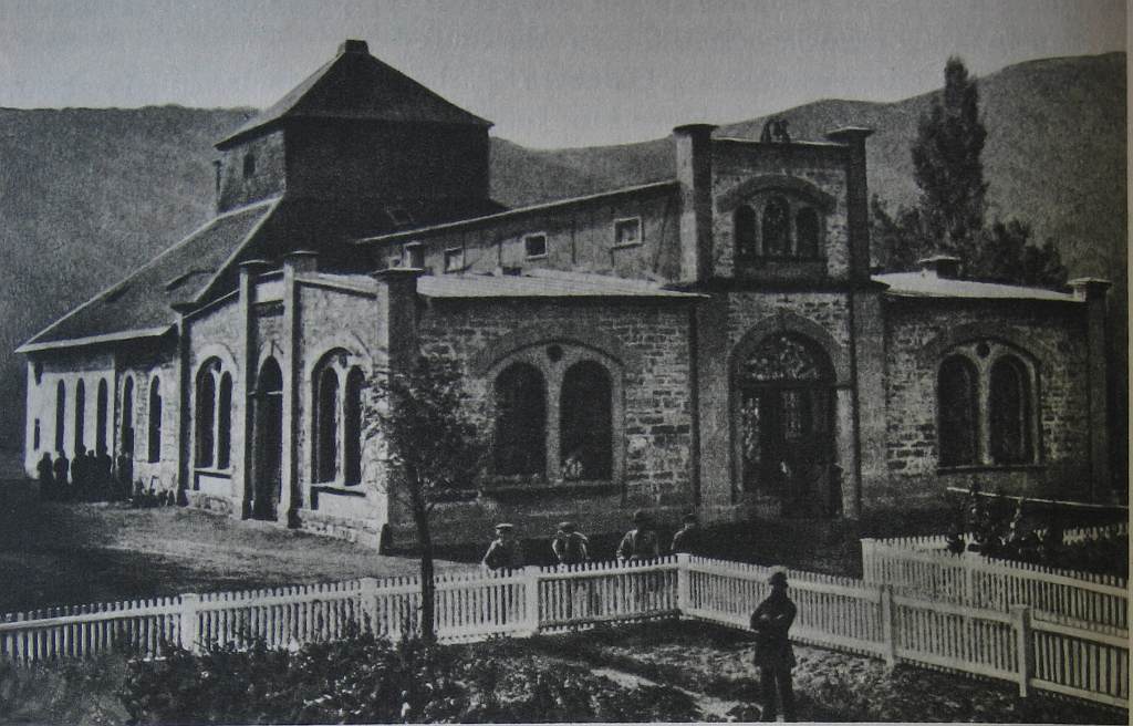 Hütte mit Holzkohlenhochofen im Jahre 1875