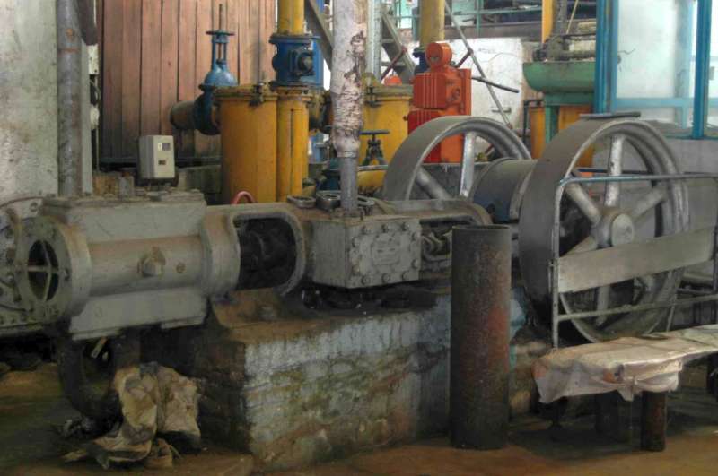 Dampfpumpe: halbseitlich Pumpzylinder vorn links