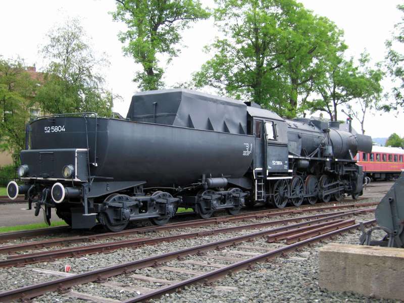 Dampflokomotive: rechts, Tender im Vordergrund
