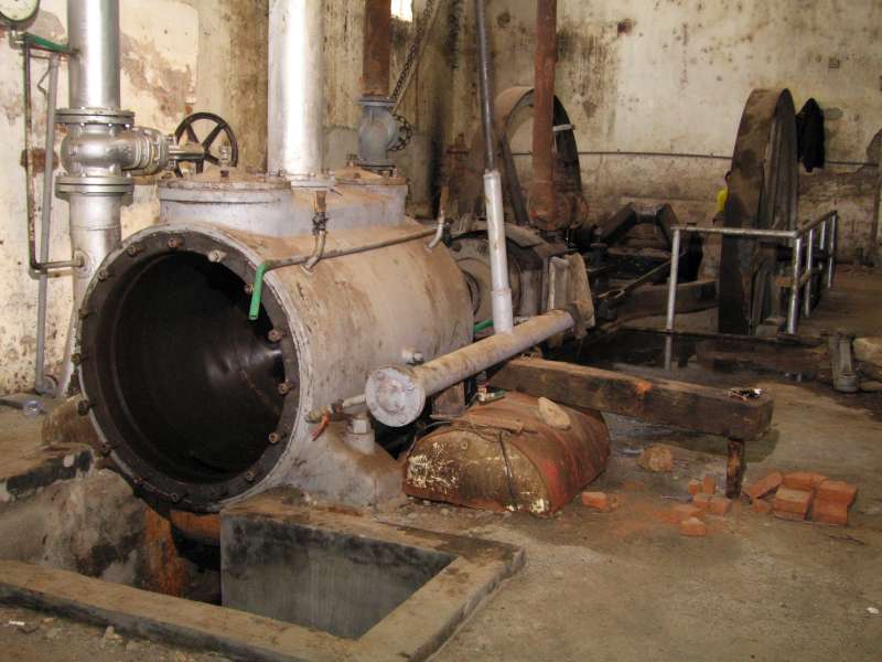Dampfpumpe: Pumpzylinder links im Vordergrund
