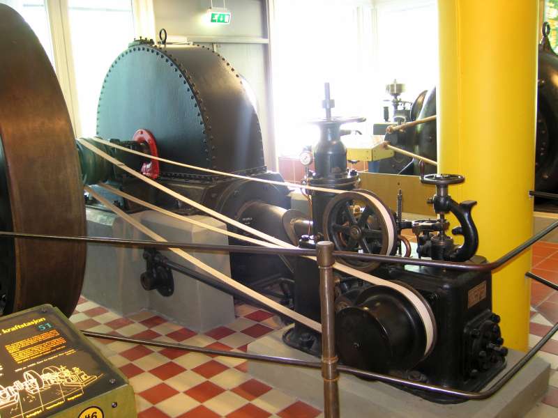 Peltonturbine: Regler im Vordergrund