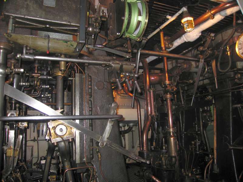 Schiffsdampfmaschine: links MD-Kreuzkopf