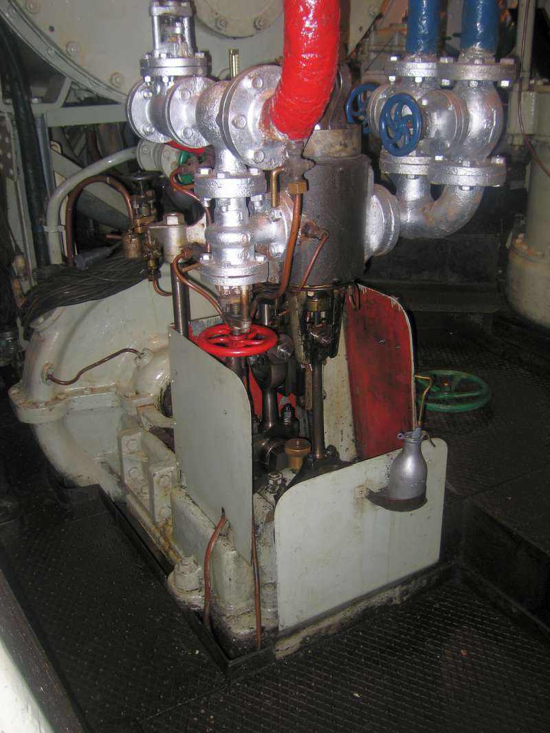 Dampfmaschine: Pumpe im Hintergrund
