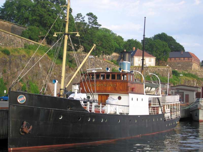 Schiffsdampfmaschine: Schiff. Dahinter die Festung Akershus