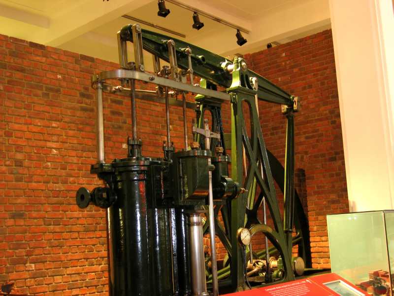 Dampfmaschine: Ansicht von der Zylinder-Seite