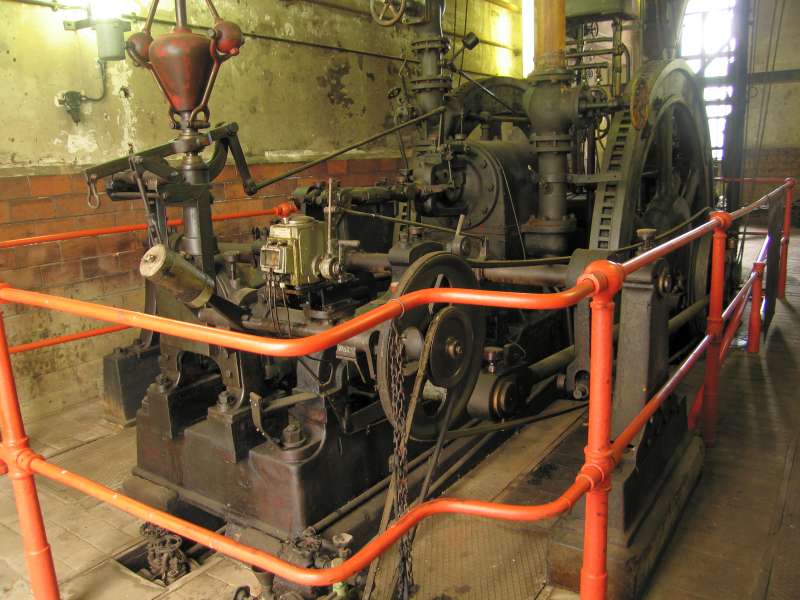Brikettpresse: Dampfmaschinen-Seite