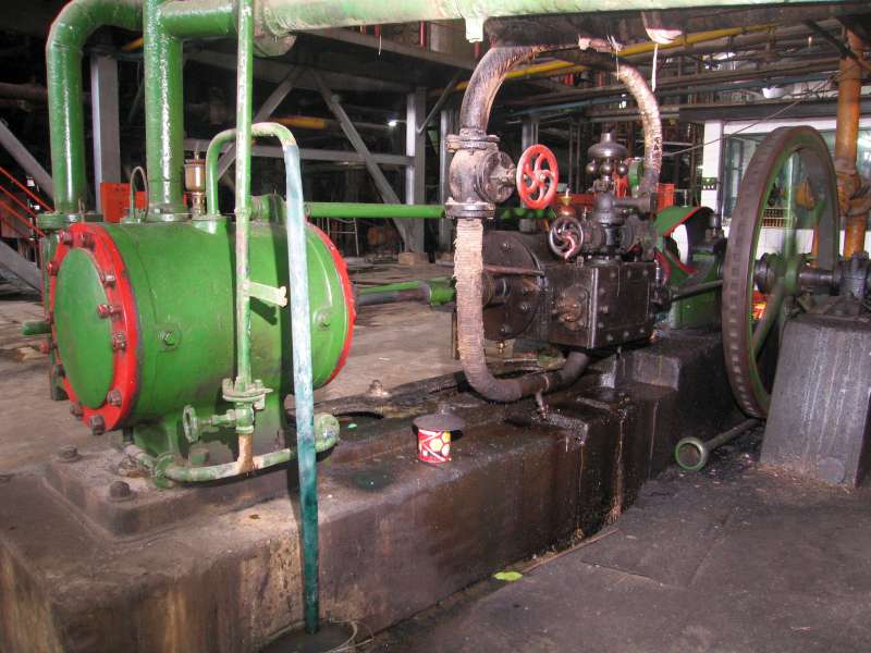 Dampfkompressor: Dampfsteuerungsseite, Pumpzylinder links im Vordergrund