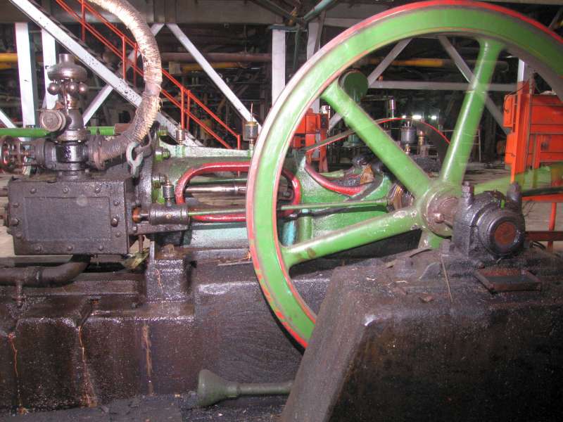 Dampfkompressor: Dampfsteuerungsseite, Schwungrad rechts im Vordergrund