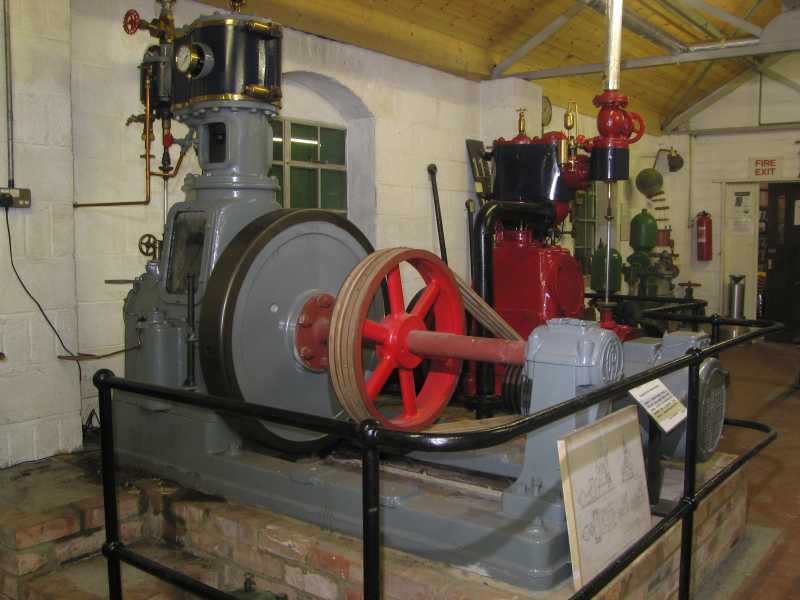 Dampfmaschine: Riementrieb zum Generator mittig