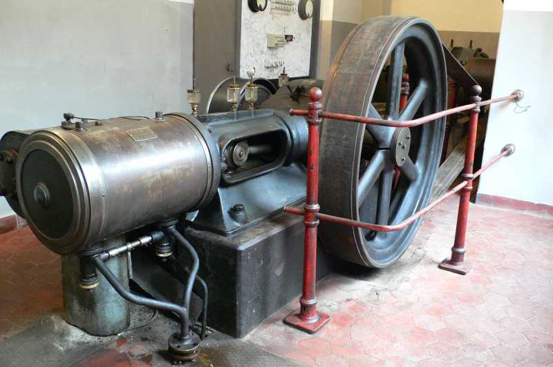 Dampfmaschine: Ansicht von der Zylinder- und Schwungradseite