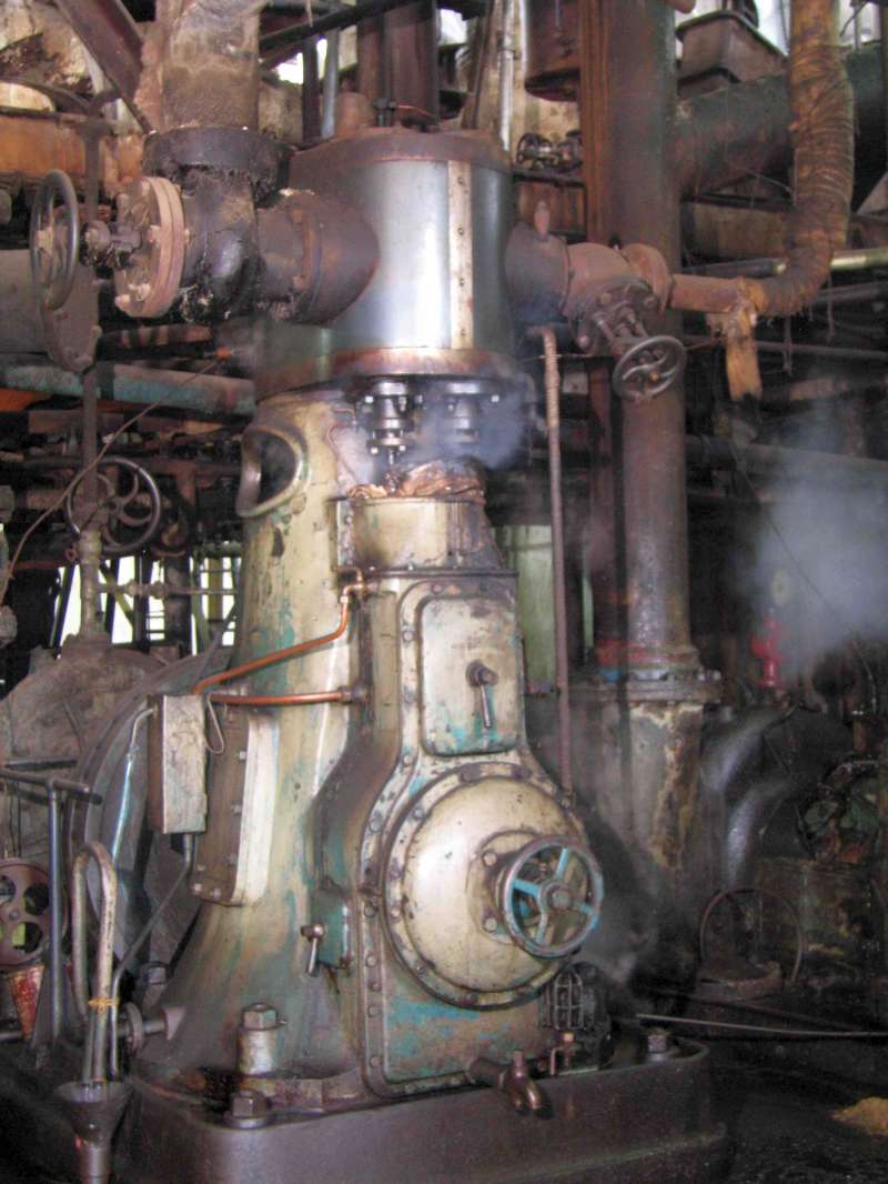 Dampfmaschine: Steuerungsseite. Pumpe links in Hintergrund