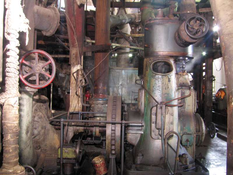 Dampfmaschine: Pumpe links, Dampfmaschine rechts