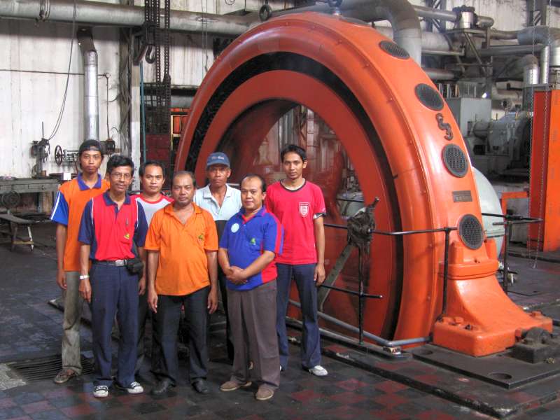 Dampfmaschine: Generator mit Betriebspersonal