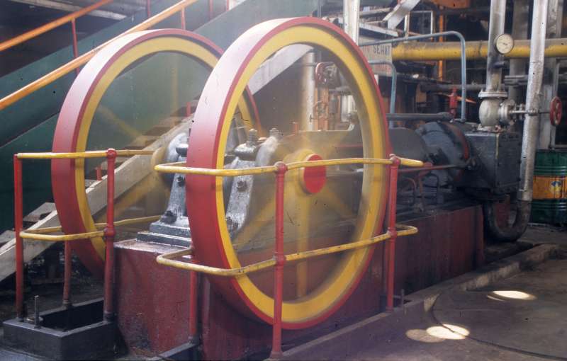 Dampfpumpe: linkes Schwungrad vorn
