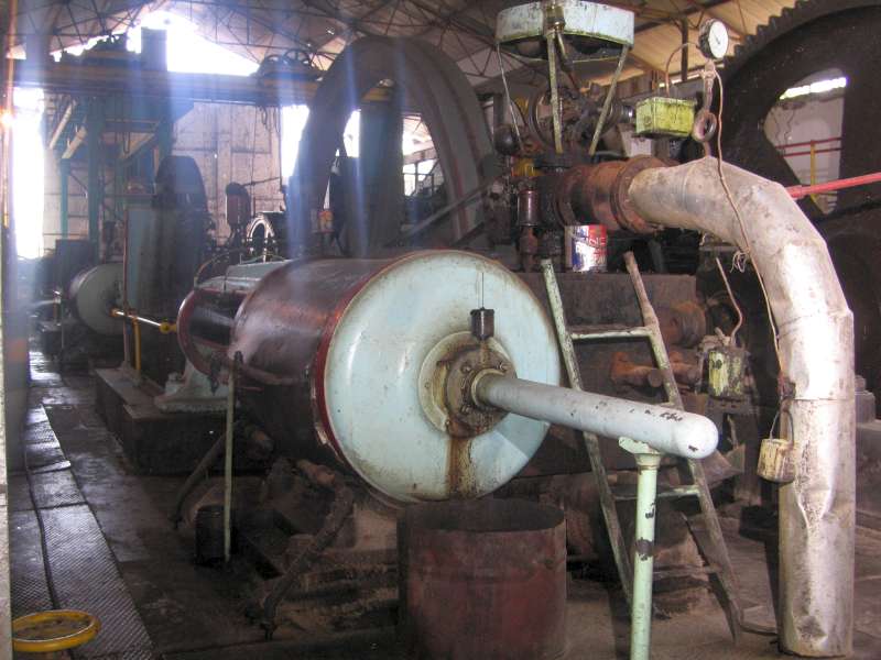 Dampfmaschine: Zylinder (Deckelseite) im Vordergrund