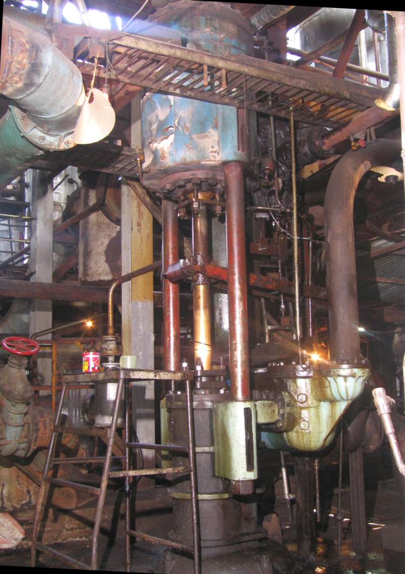 Dampfpumpe: Ventilkästen der Pumpe rechts