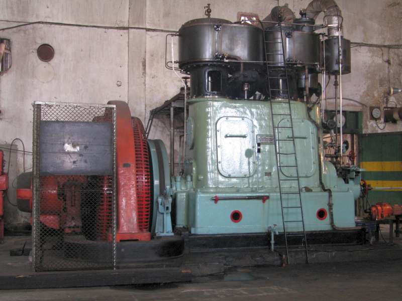 Dampfmaschine: Generator links
