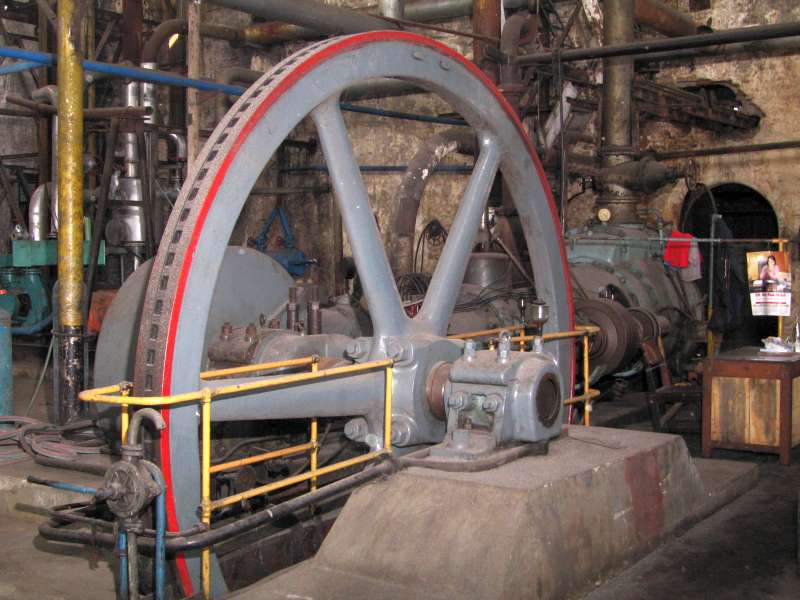 Dampfpumpe: linke Maschinenseite, Schwungrad und Stehlager im Vordergrund