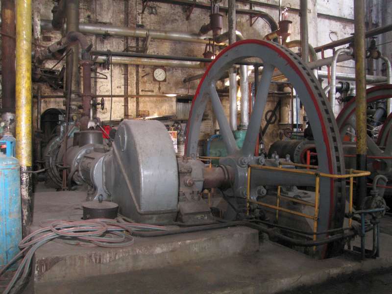 Dampfpumpe: rechte Maschinenseite, Kurbelgehuse und Schwungrad im Vordergrund