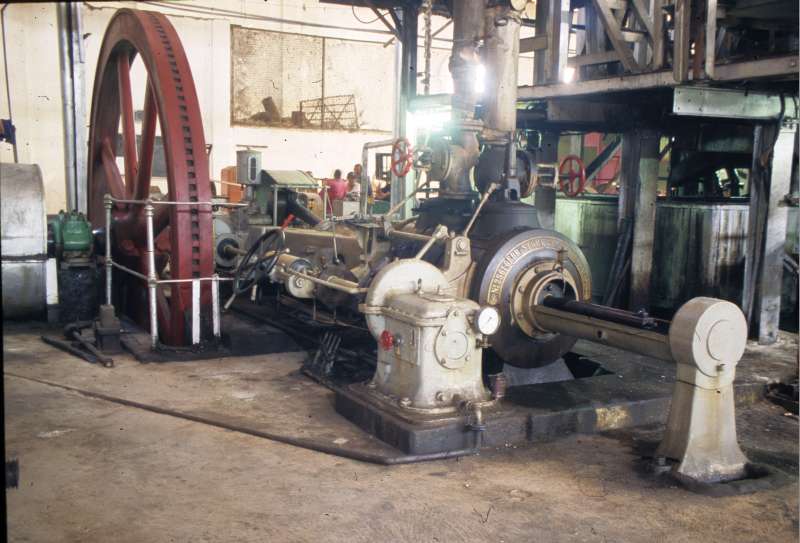 Dampfmaschine: links: Verkleidung Kettentrieb