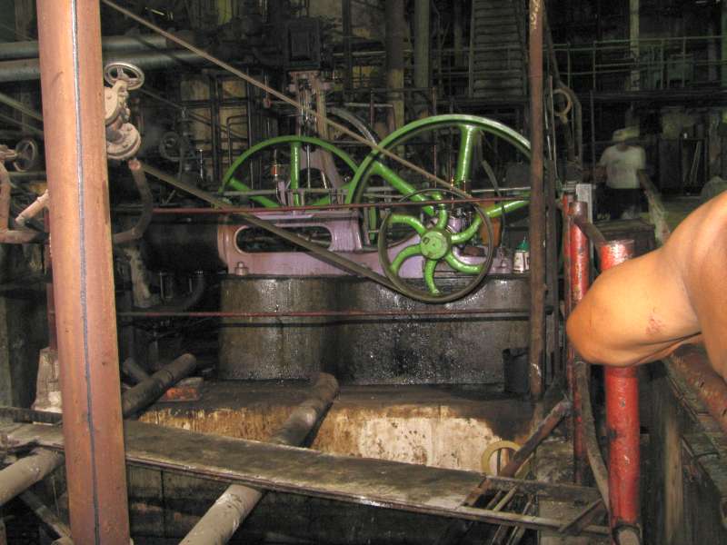 Dampfmaschine: Seitenansicht von der Riemenscheiben-Seite