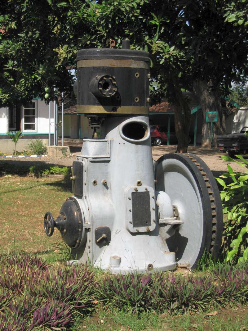 Dampfmaschine: Als Denkmal am Eingang aufgestellt