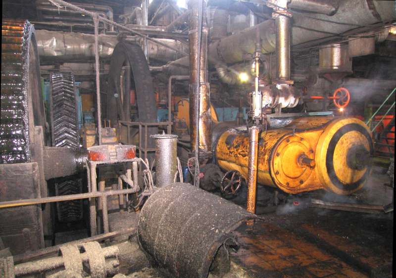 Dampfmaschine: Steuerungsseite, links das Mühlengetriebe