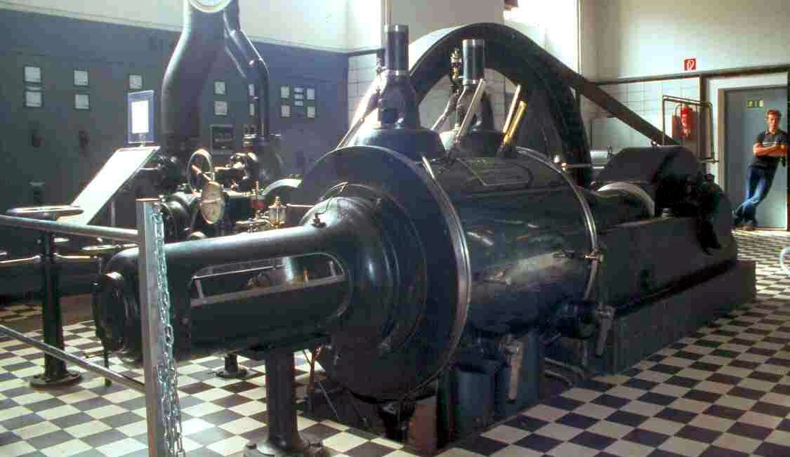 Dampfmaschine: gesamt (von der Zylinderseite)
