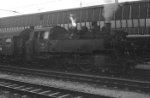 64 361, vor Zug am Bahnsteig; Bf Nürnberg Hbf