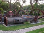 Tasikmadu: Teile der ehemaligen Mühlenmaschinen als Exponate im Freien