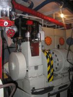 Dampfmotor: Generator im Hintergrund