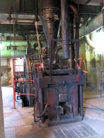 Dampfmaschine: Brikettauslauf der Einstrangpresse
