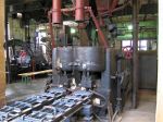 Dampfmaschine: Brikettauslauf der Zweistrangpresse
