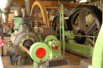 Dampfmaschine: vom Zylinder her; Getriebe der Mühle rechts