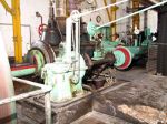 Dampfmaschine: Zylinder und Steuerung; Regler im Vordergrund