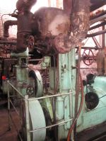 Dampfmaschine: links Schwungrad