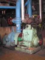 Dampfmaschine: Dampfmaschine vorn rechts, Pumpe links
