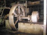 Dampfmaschine: Kurbelwelle, Schwungrad links