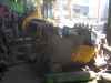 Dampfmaschine: Zerlegte Mühlenmaschine in Candi Baru: Rahmen, im Vordergrund die Kurbel